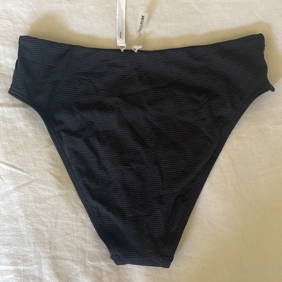 High-Waisted + Underwire Bikini Top - Picture 6 of 9